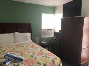 Postel nebo postele na pokoji v ubytování Calypso Inn Wilton Gay Male Resort