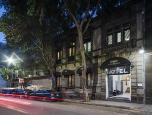 um edifício de hotel com carros estacionados em frente em Exe Cities Reforma em Cidade do México