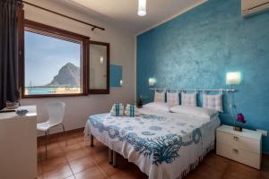 sypialnia z łóżkiem i widokiem na ocean w obiekcie Il Torrazzo da Francesca w mieście San Vito lo Capo