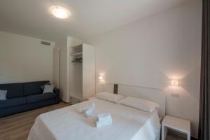 Un pat sau paturi într-o cameră la Giardino sul Garda