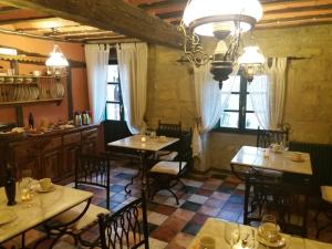 a restaurant with tables and chairs and a chandelier at Carpe Diem in Navaridas