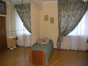 1 dormitorio con 1 cama frente a una ventana en Vacanze Senesi, en Siena