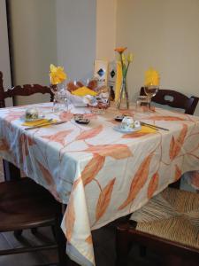 una mesa con un mantel con flores. en Vacanze Senesi, en Siena