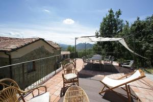 une terrasse avec des chaises et une table dans l'établissement Poggiolo Val Borbera, à Cantalupo Ligure