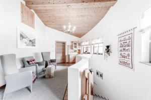 salon z białymi ścianami i drewnianym sufitem w obiekcie Montanara w Solden