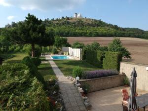 vista su un giardino con casa su una collina di Pod Svatým kopečkem a Mikulov