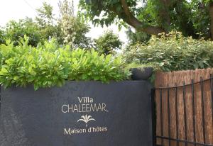 ブルージュにあるVilla Chaleemarの柿の柿の木