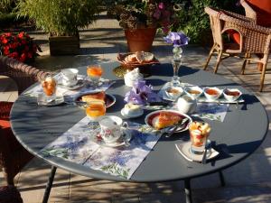 een blauwe tafel met eten en drinken erop bij La Renaudiere en bourgogne in Gergy