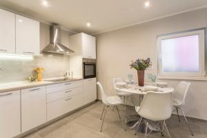 Kuchyň nebo kuchyňský kout v ubytování Luxury Apartment Beyond