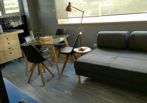 Uma área de estar em Mediterranium Apartments