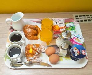 uma bandeja com alimentos para pequeno-almoço e bebidas numa mesa em Soggiorno Downtown em Roma