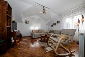 Televízia a/alebo spoločenská miestnosť v ubytovaní Apartmani Godinić