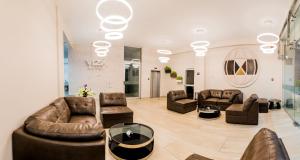 - un salon avec des canapés et des chaises dans l'établissement Hotel Viza, à Arequipa