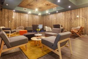 a waiting room with chairs and tables at Novapark in Santiago