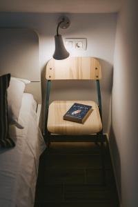 En eller flere senge i et værelse på Fyaka Loft Apartments