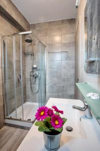Gallery image of Isalos Suites in Néa Péramos