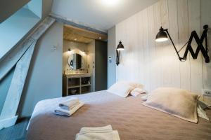 a bedroom with a bed with towels on it at Le Grand Duplex de Rafael in Sarlat-la-Canéda