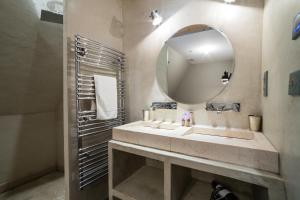 uma casa de banho com um lavatório e um espelho em Le Grand Duplex de Rafael em Sarlat-la-Canéda