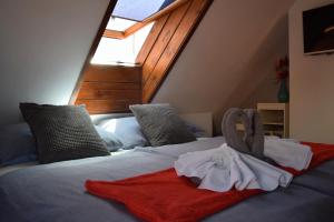Un dormitorio con una cama con una toalla. en Apartman Mala Strana en Praga