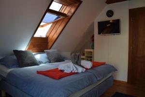 1 dormitorio con 1 cama en el ático en Apartman Mala Strana en Praga