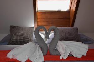 una cama con dos cisnes hechos de toallas en Apartman Mala Strana en Praga