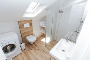 Et badeværelse på Fyaka Loft Apartments + 65 billeder