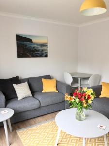 uma sala de estar com um sofá e uma mesa em 24 Old Scapa Road em Kirkwall