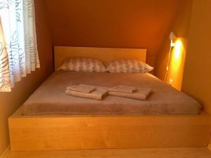 バラトンセペズドにあるSix Old Oaks Resortのベッドの上にタオル2枚、枕2つ