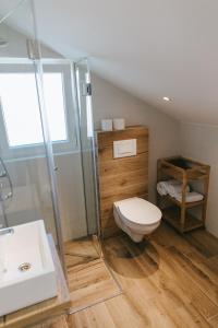 Et badeværelse på Fyaka Loft Apartments