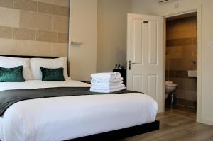 
a hotel room with a bed and a dresser at NOX Paddington in London
