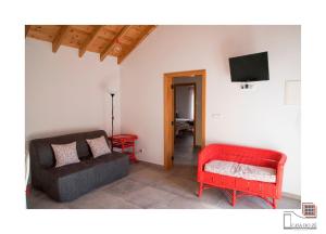 a living room with a couch and a chair at Casa do Zé II AL in Velas
