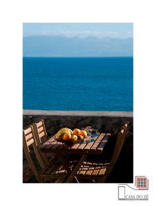ヴェーラスにあるCasa do Zé II ALの海の横の果物をかけたテーブル