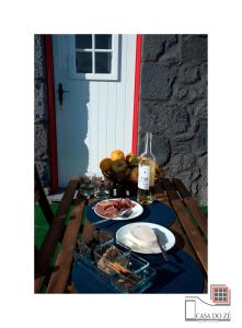 een tafel met een bord eten erop bij Casa do Zé II AL in Velas