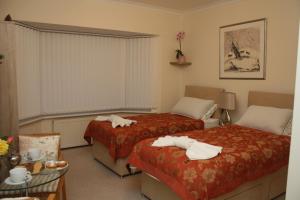 um quarto de hotel com duas camas com toalhas em Sunrise em Newhaven