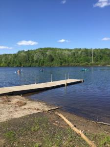 Afbeelding uit fotogalerij van Four Seasons Algonquin Cabins in Madawaska
