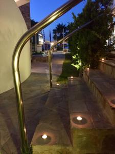 een metalen leuning met lichten op een stoep bij Sea Sight Boutique Hotel in Porto Rafti