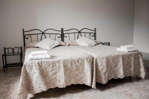 Łóżko lub łóżka w pokoju w obiekcie Pension Casa Maruja