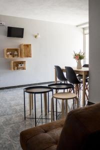grupa stołów i krzeseł w pokoju w obiekcie Pension Casa Maruja w mieście Castromayor +27 zdjęć