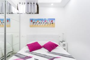 1 dormitorio con 1 cama con almohadas rosas en 241 Quiet Bungalow with terrace, en Playa de las Américas 25 fotos más