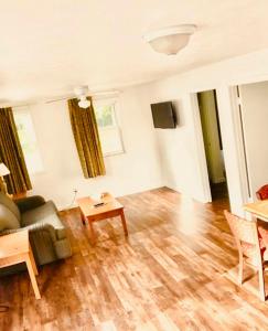 薩科的住宿－Exit 5 Resort & Condominium，客厅配有沙发和桌子