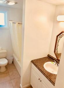 薩科的住宿－Exit 5 Resort & Condominium，白色的浴室设有水槽和卫生间。