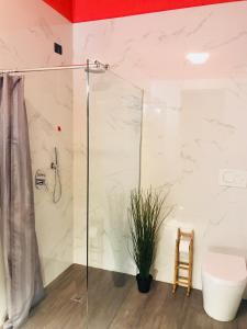 eine Glasdusche im Bad mit WC in der Unterkunft Gemma Apartments Milano Rho Fiera Apt2 in Lainate