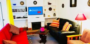 カスカイスにあるCascais Dream Stay Guest Houseのリビングルーム(ソファ2台、テレビ付)