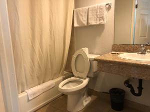 ein Badezimmer mit einem weißen WC und einem Waschbecken in der Unterkunft Starlight Inn, Valley Blvd - Downtown LA in Los Angeles