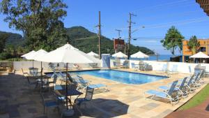 בריכת השחייה שנמצאת ב-Atena Praia Hotel או באזור