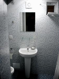 バクーにあるApartment in Old Town Bakuの洗面台、鏡、トイレ付きのバスルーム +48枚の写真