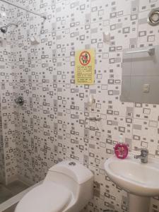 瓦拉斯Alojamiento Huaraz的带马桶和水槽的浴室