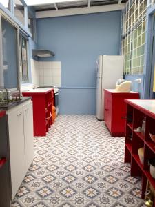 Η κουζίνα ή μικρή κουζίνα στο Hostal Maison de la Mer