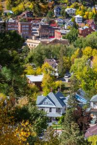Nespecifikovaný výhled na destinaci Deadwood nebo výhled na město při pohledu z bed and breakfast