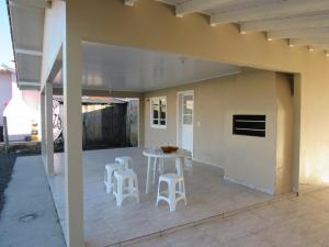 patio ze stołem i stołkami w obiekcie Casa Karina w mieście Urubici